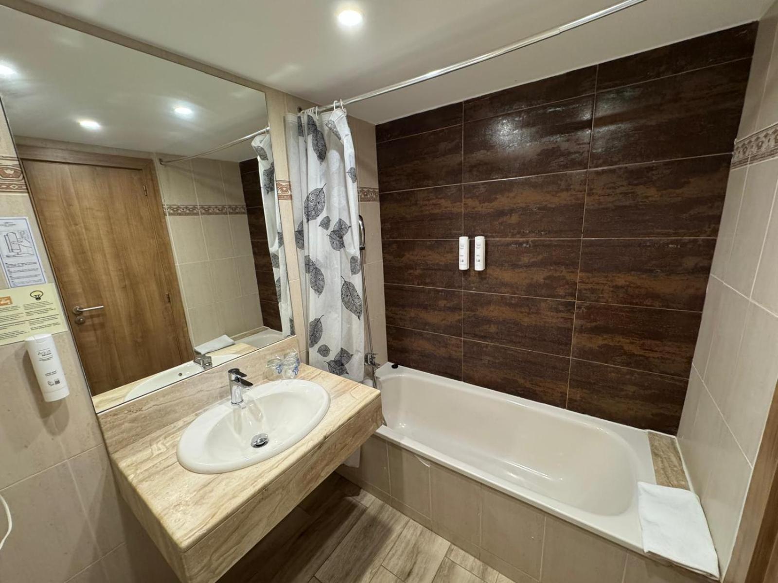 Hotel Canal Olimpic Кастельдефельс Экстерьер фото